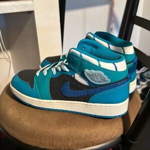 Boys Jordan shoes size 7Y